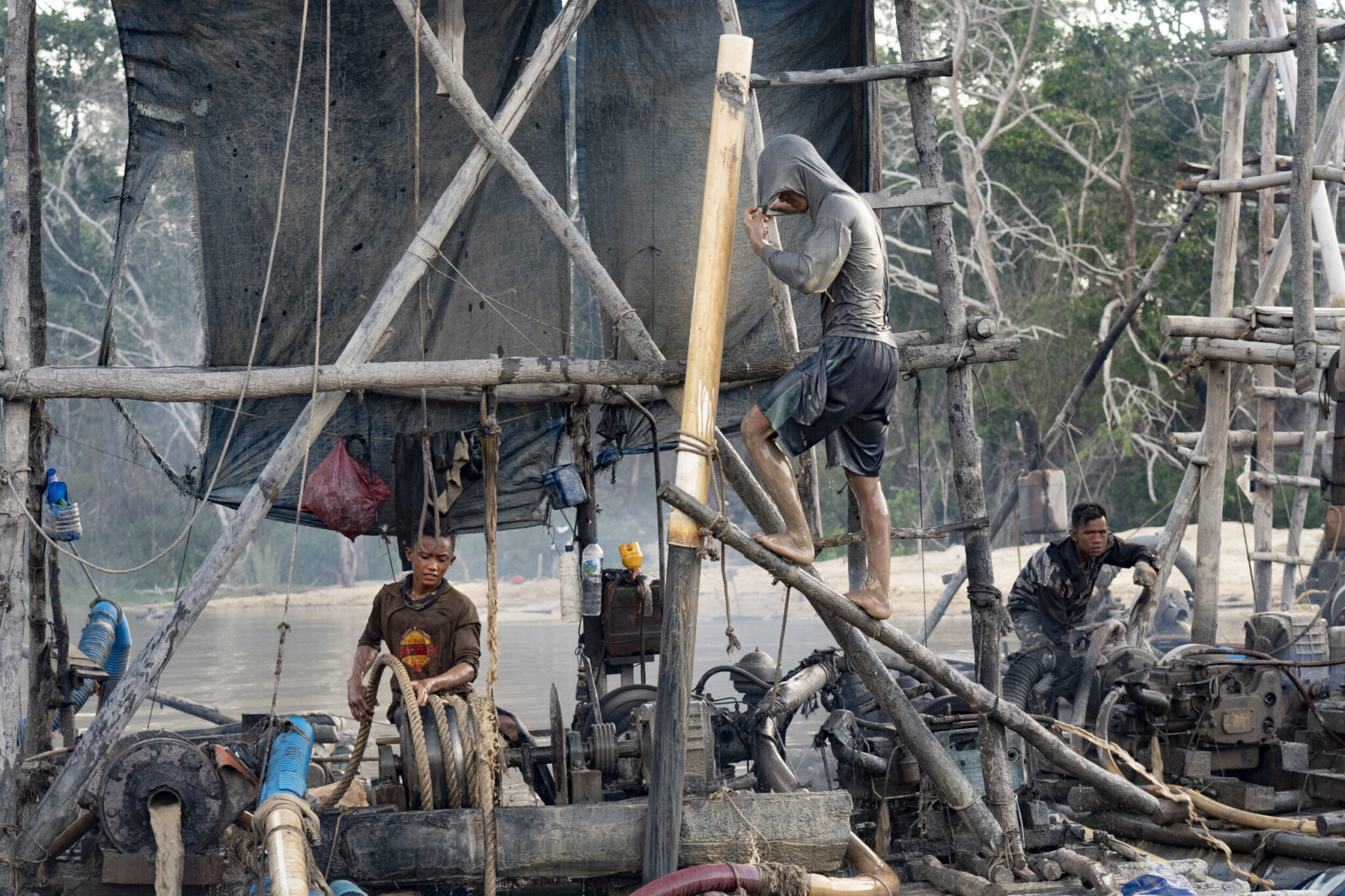 mineurs d'étain sur une barge