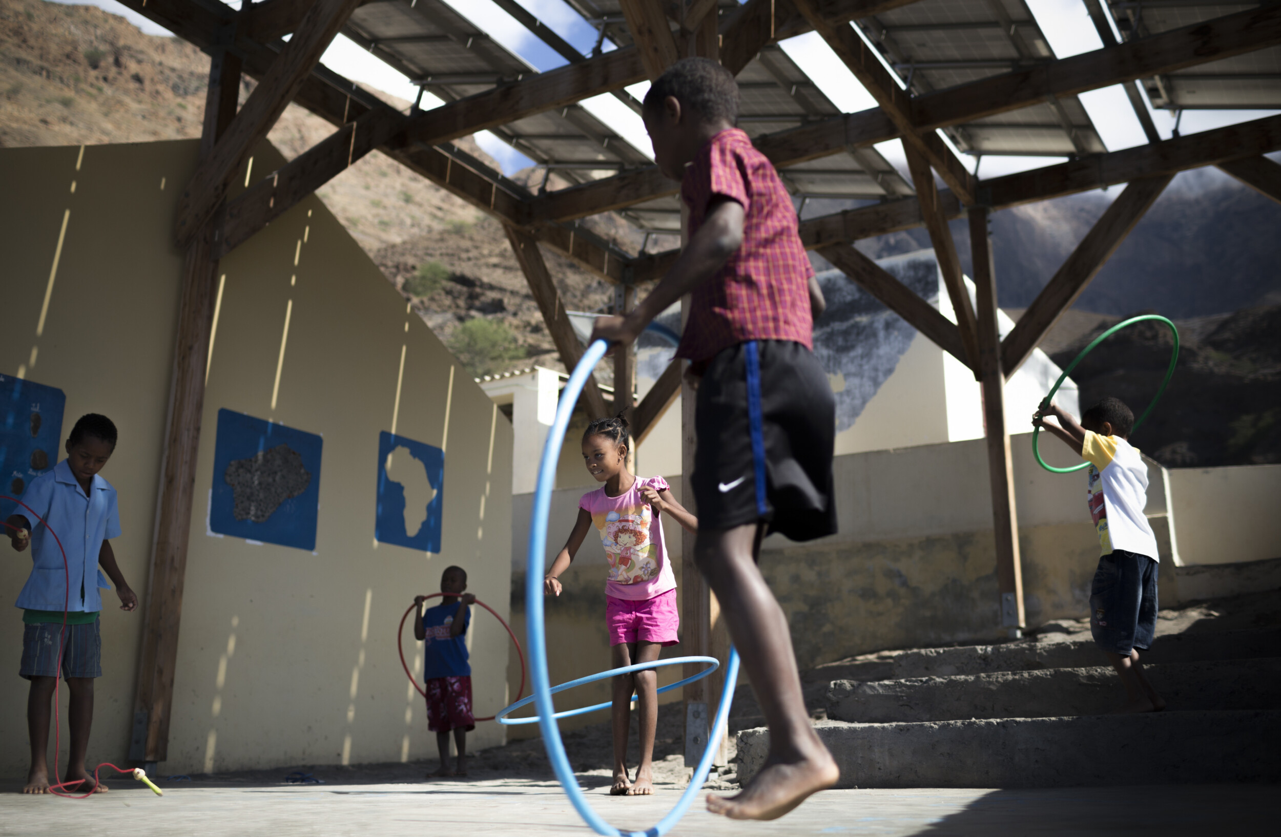 enfants jouant dans la cours d'école